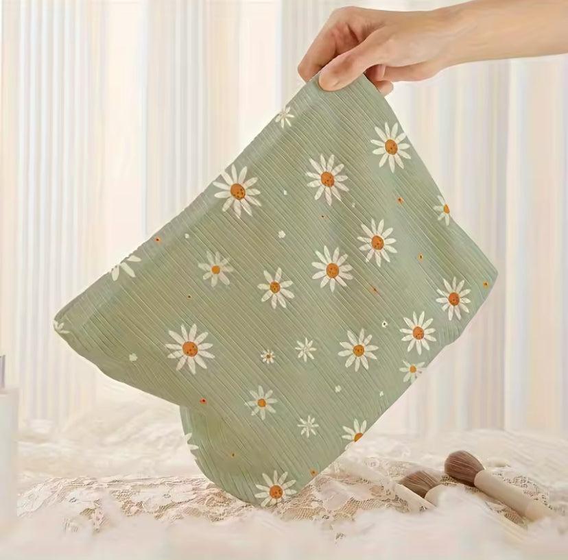 Makeup bag/ pouch 🌼 حقيبة ميك اب