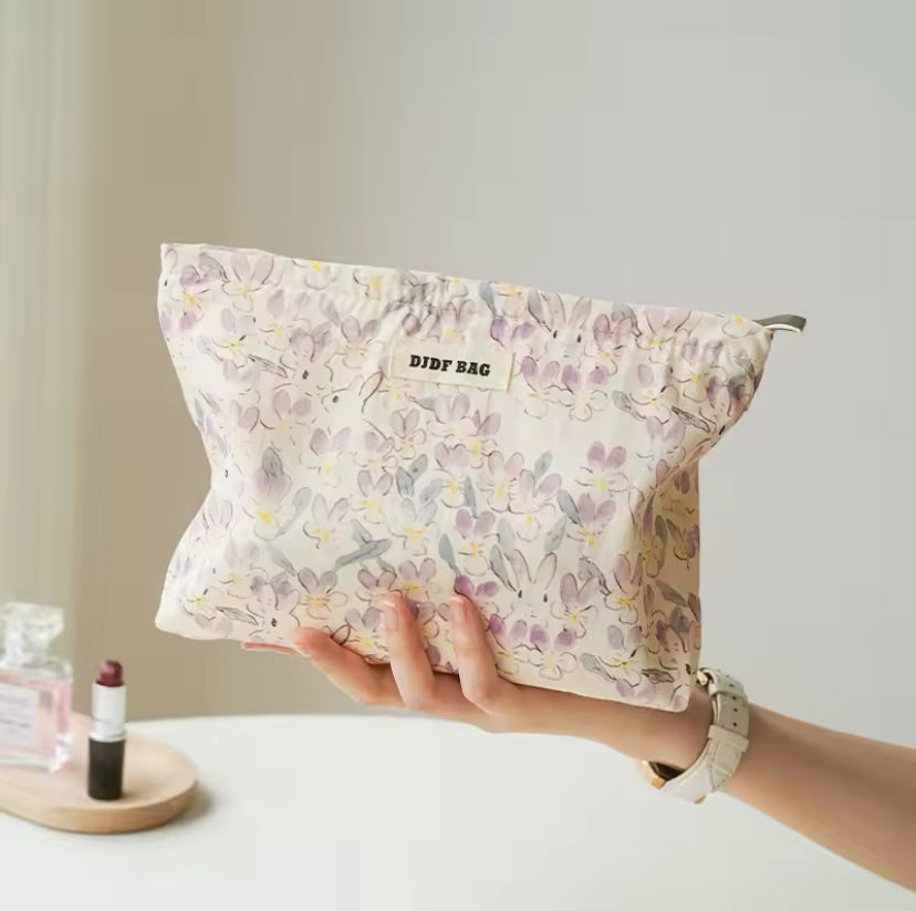 Makeup bag | حقيبة ميك اب