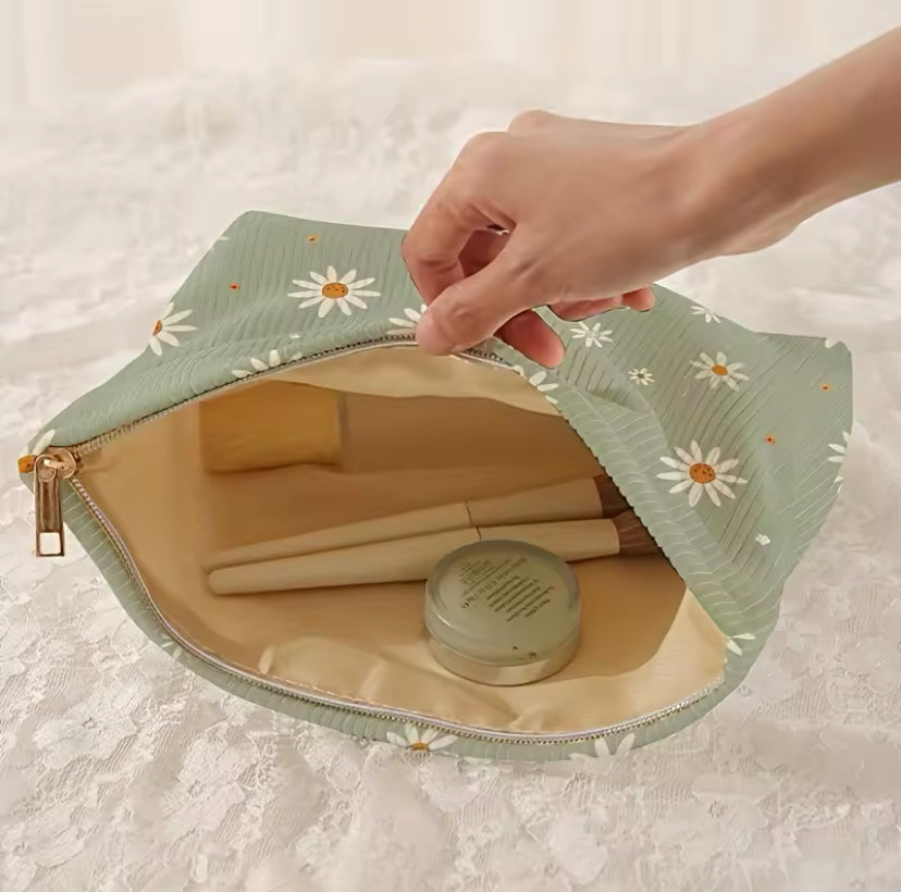 Makeup bag/ pouch 🌼 حقيبة ميك اب
