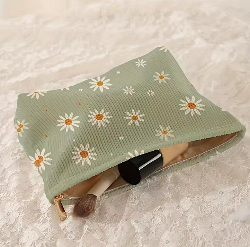 Makeup bag/ pouch 🌼 حقيبة ميك اب
